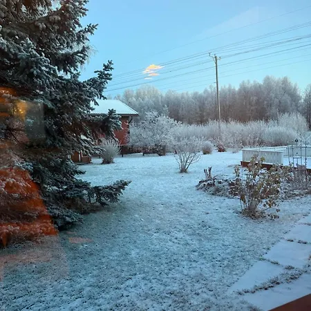 Neat With Private Entrance Апартаменты