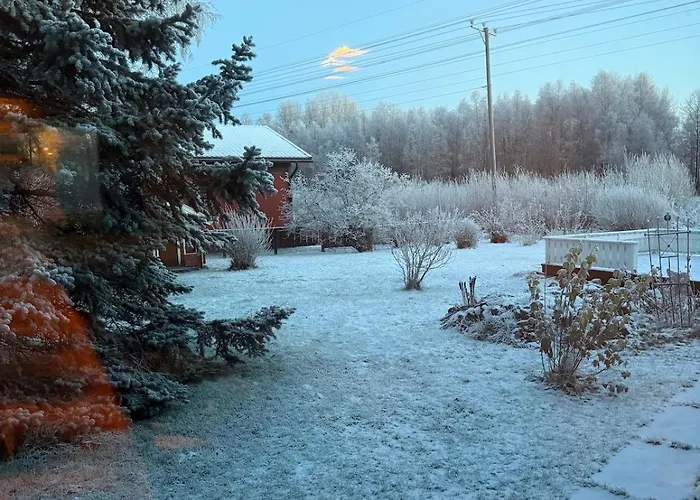 Neat With Private Entrance Апартаменты